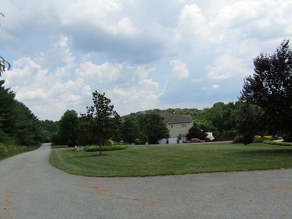 Exterior Neighborhood (street photo)