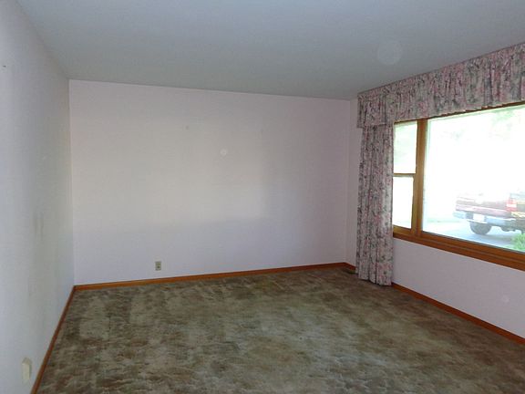 3rd image of 40 Strasma West Dr