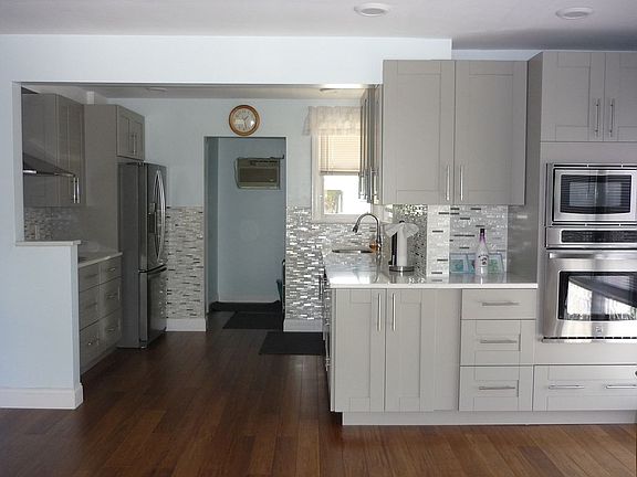 4th image of 11 Roosevelt St