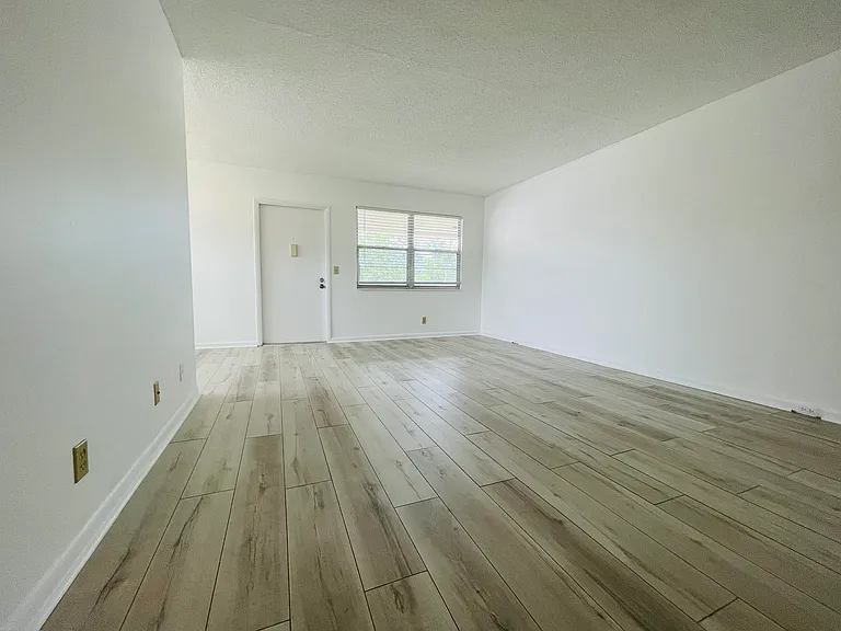 333 Farnham Cres #P — Photo 7