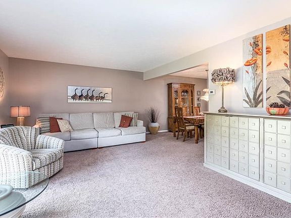 3rd image of 8046 Twin Oaks Dr