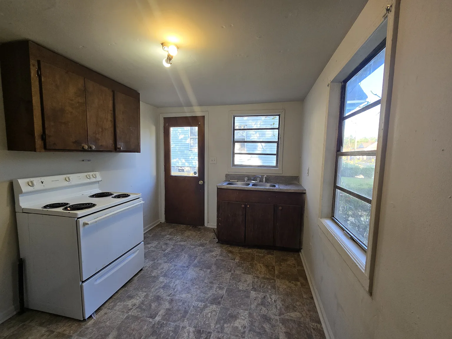 666 Gilliam Avenue - 1 — Photo 4