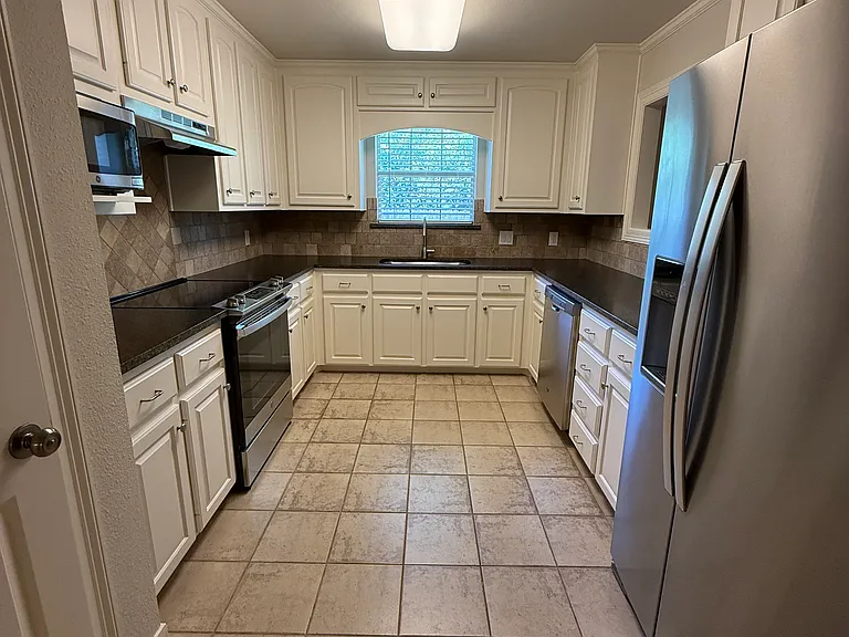 300 Pecan Village Cir #300 — Photo 3