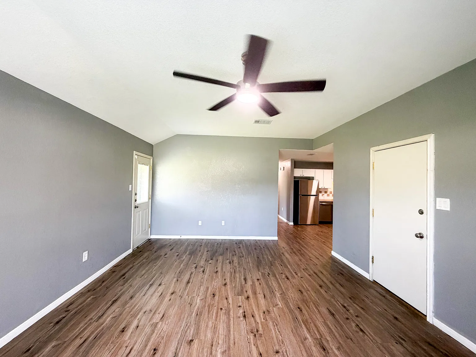 3 bed, 1100 sqft, $1,145 — Photo 3