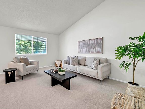 3rd image of 1106 Red Oak Dr