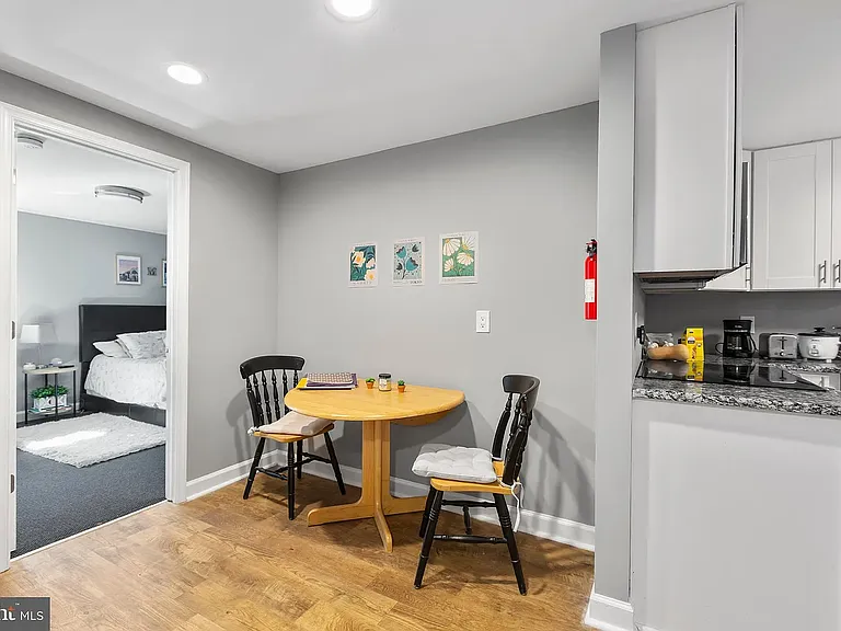 1321 Rowe St #B — Photo 17