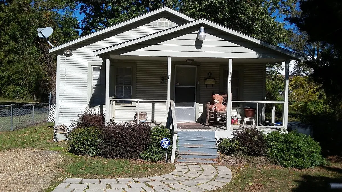 4 bed, 1800 sqft, $880 — Photo 1