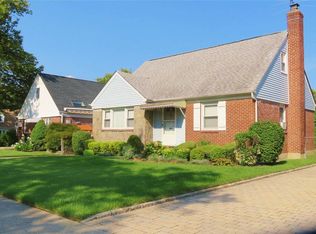 179 Primrose Dr, New Hyde Park, NY 11040