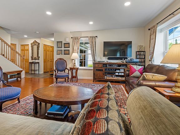 5th image of 62 Pullman Lane