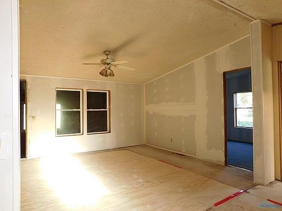 4th image of 405 Park St