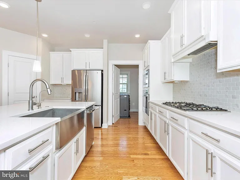 3838 Fulham Rd — Photo 8
