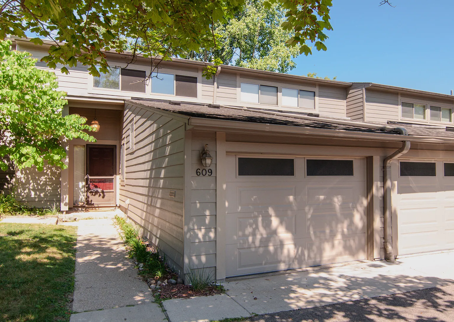 609 Watersedge Dr photo 1