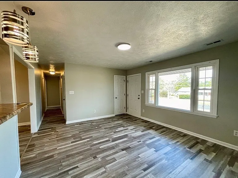 824 Fresno Dr — Photo 2