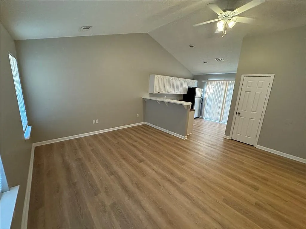2 bed, 2.0 bath, 860 sqft, $1,350 — Photo 2