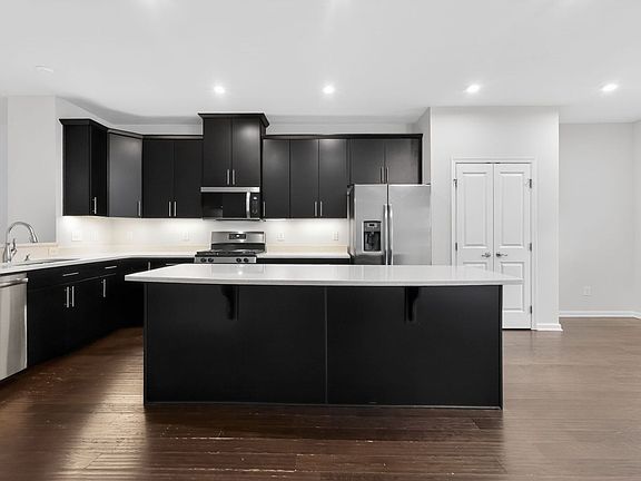 4th image of 237 Roche Dr