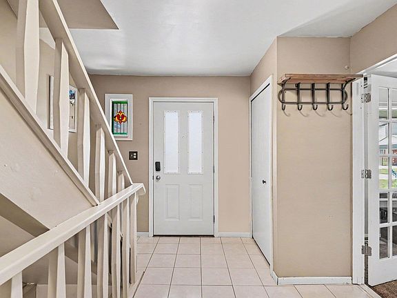 5th image of 15733 Jennifer Ct