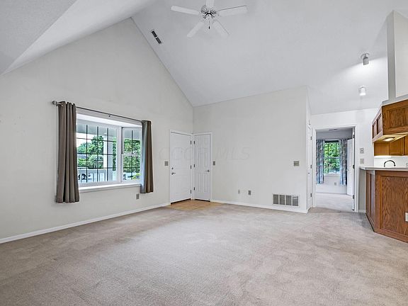 4th image of 221 Dogwood Ln