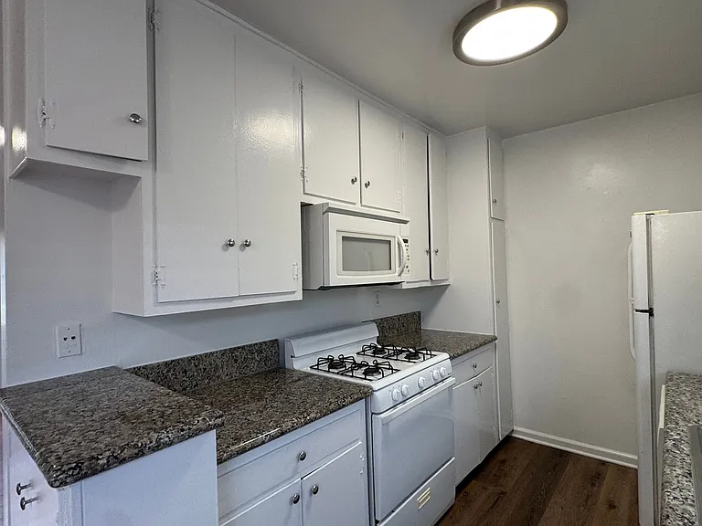 6632 Darby Ave — Photo 8