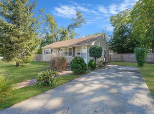 2 W Walnut St, Islip, NY 11751