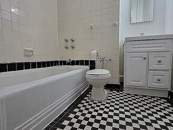 5th image of 128 E 35th St #Penthouse 4