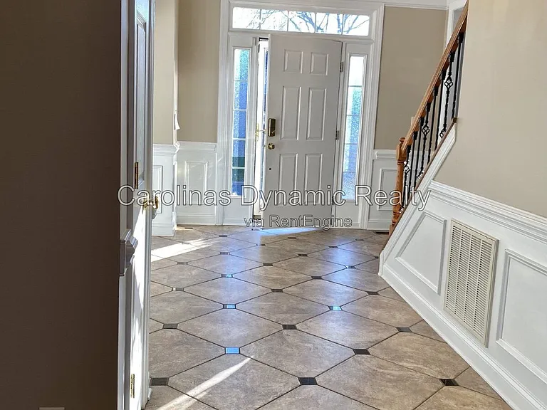 605 Queenswater Ln — Photo 3