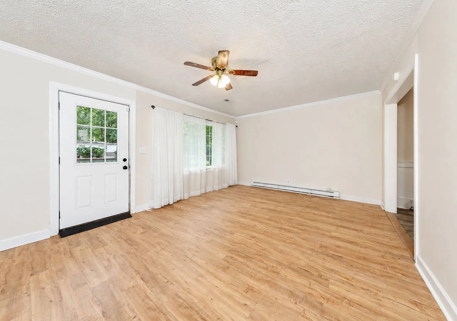 One level 3 bedroom Ranch on large lot — Photo 2