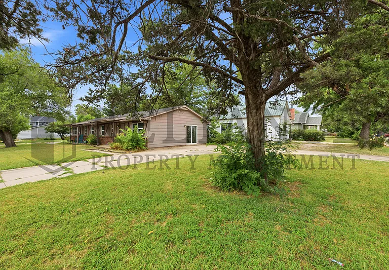 903 E Osie St — Photo 3
