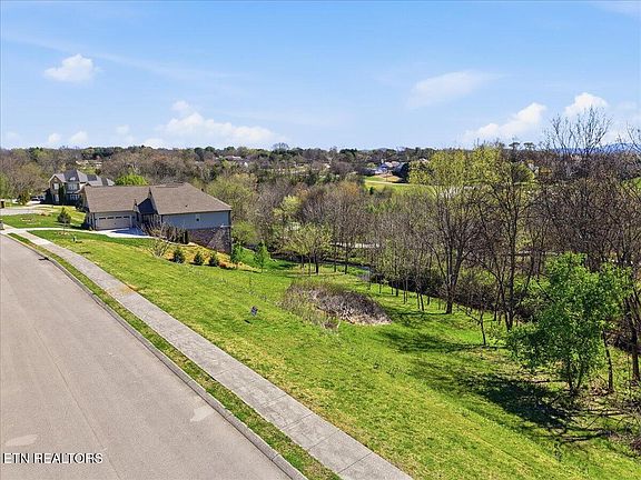 5th image of 828 Brookshire Blvd
