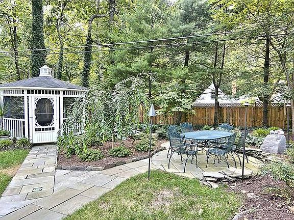 2nd image of 302 Chesapeake Dr