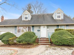 2114 Burke Pl, Merrick, NY 11566