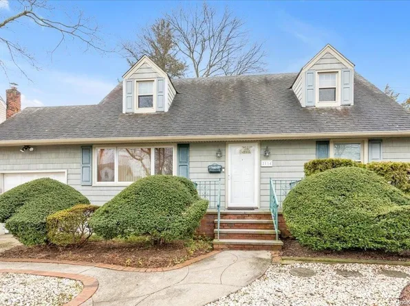 2114 Burke Place, Merrick, NY 11566