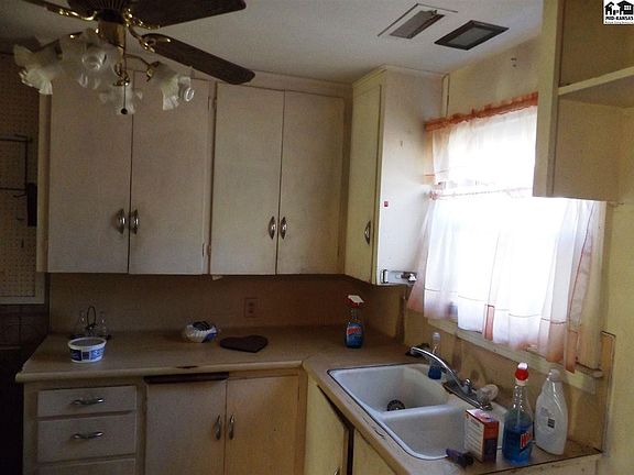 3rd image of 424 E Stafford St