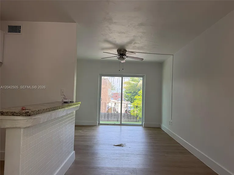 1021 NW 5th St #6 — Photo 2