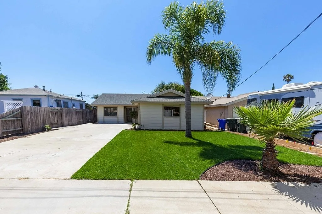 870 Emory St — Photo 1