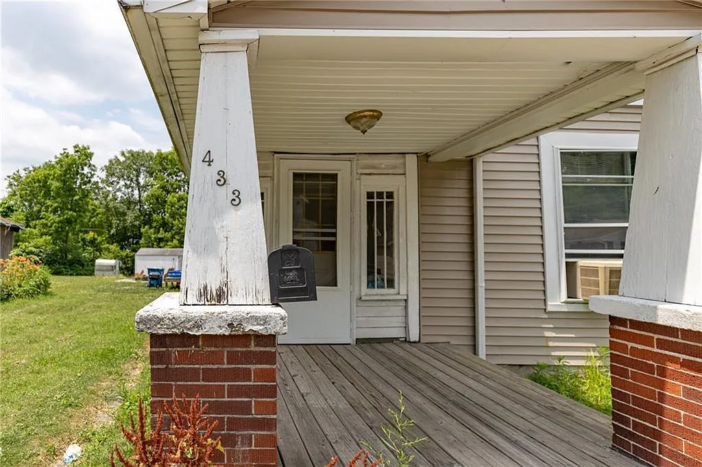 433 Walker St photo 1