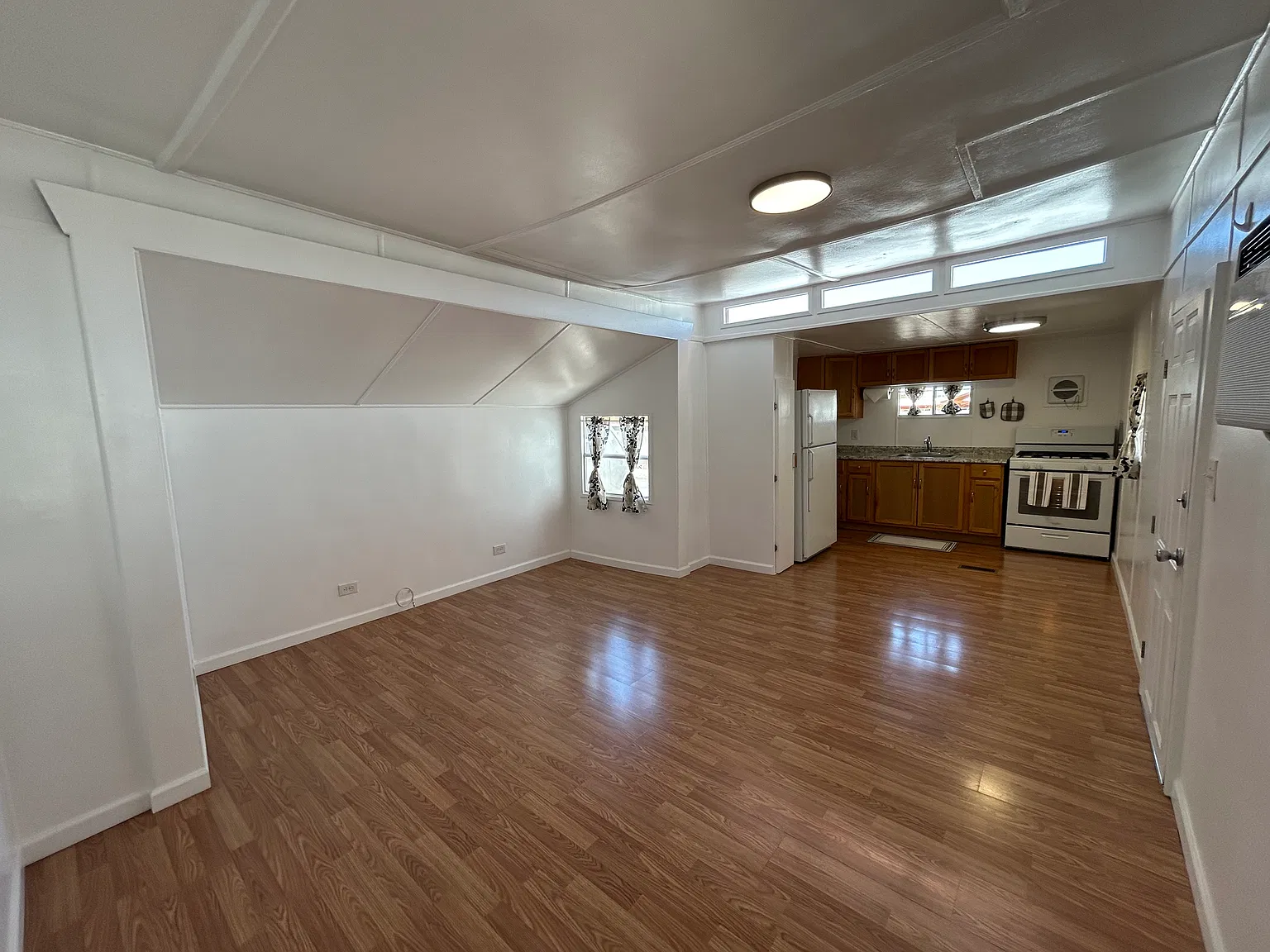2 bed, 590 sqft, $1,049 — Photo 4