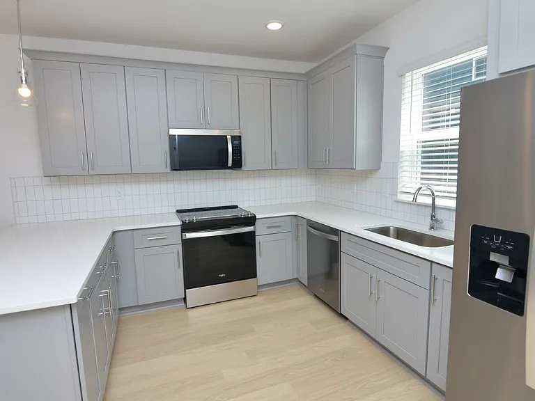 550 Markham St #18 — Photo 7