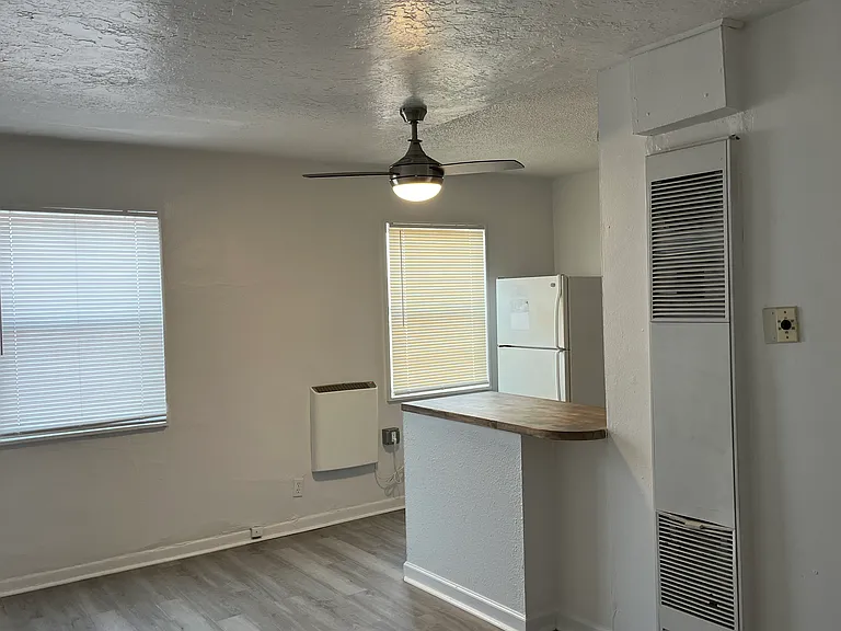 Updated End Units - Spacious Studios 4 Blocks to UNM — Photo 3