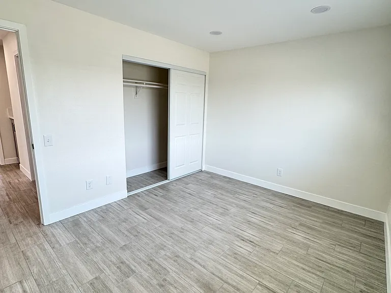 1117 E 4th St #7 — Photo 12