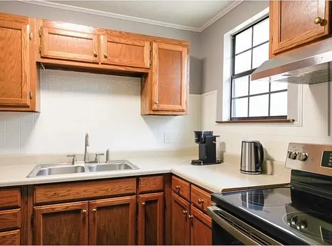 356 Kingview Drive - A — Photo 4