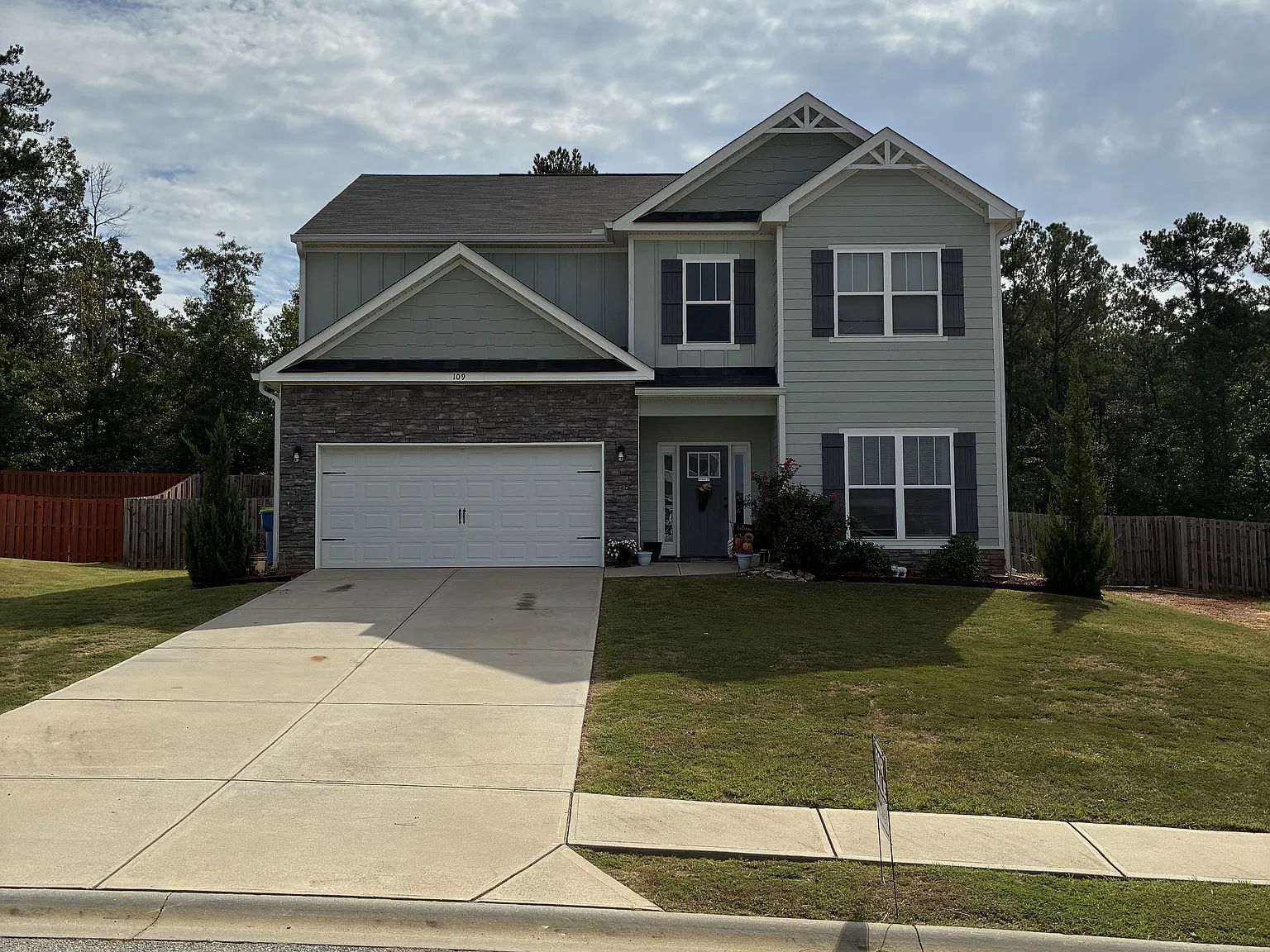 5 bed, 2608 sqft, $2,350 — Photo 1