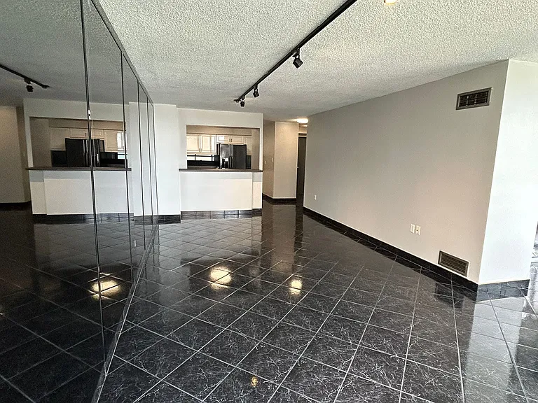 75 Riverside Dr E — Photo 8