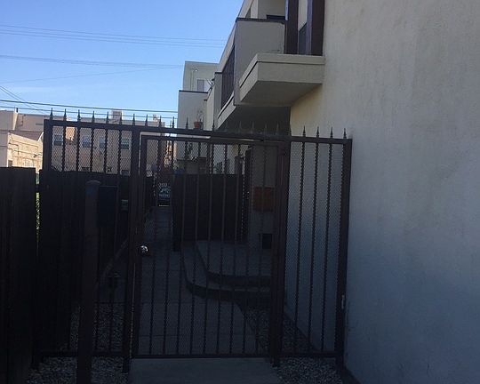 4th image of 3314 Mentone Ave