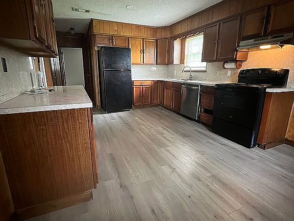 3rd image of 201 Meadow Park Dr