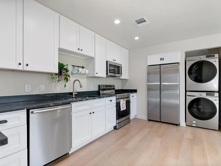 515 E 39th St #2 — Photo 11
