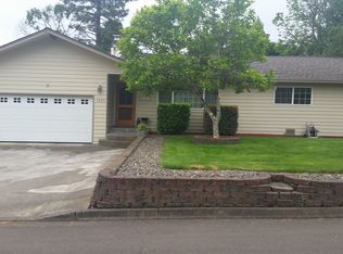 1995 NW Calkins Ave, Roseburg, OR 97471