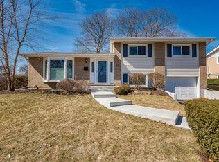 914 Cherry Ln, Lombard, IL 60148