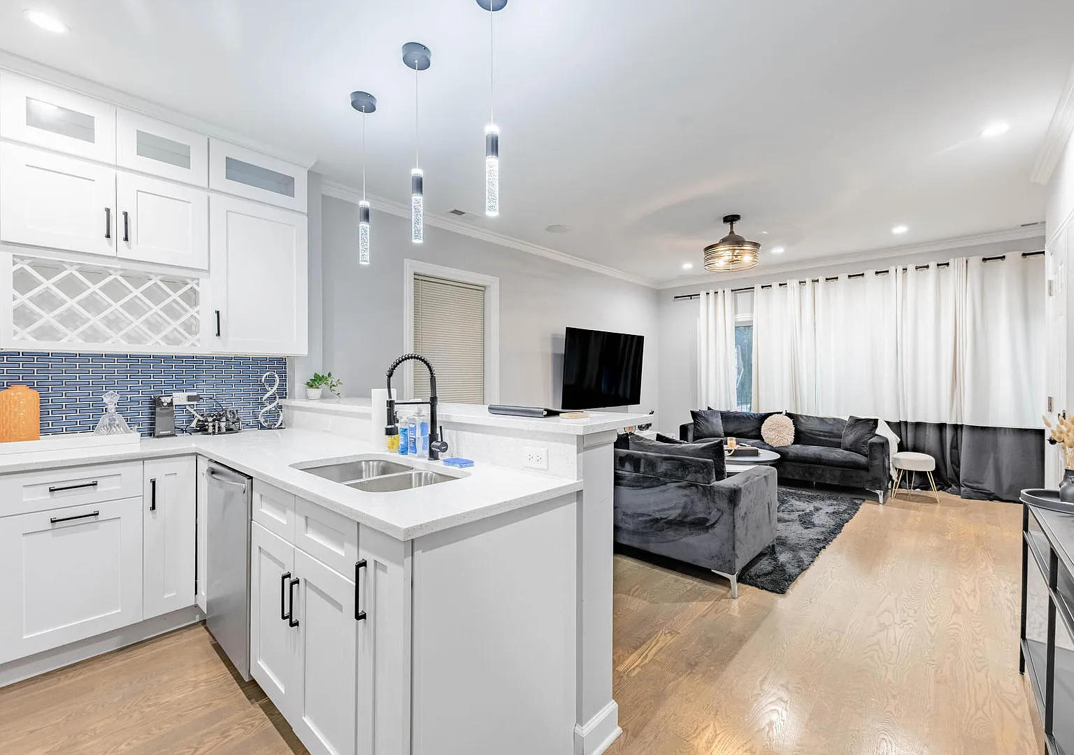 3 bed, 1100 sqft, $2,850 — Photo 2