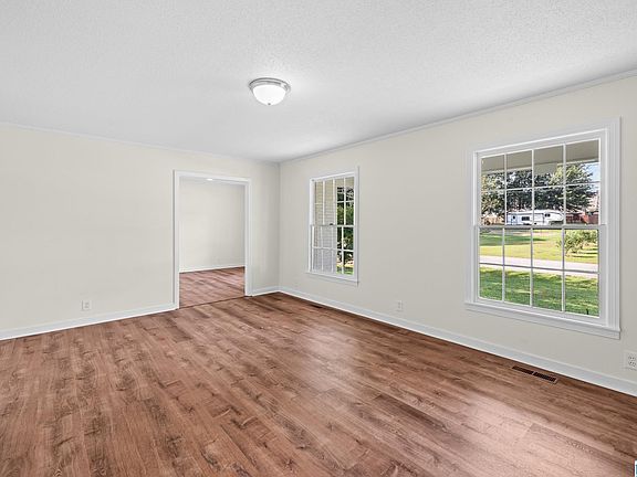 4th image of 215 Redmayne Rd