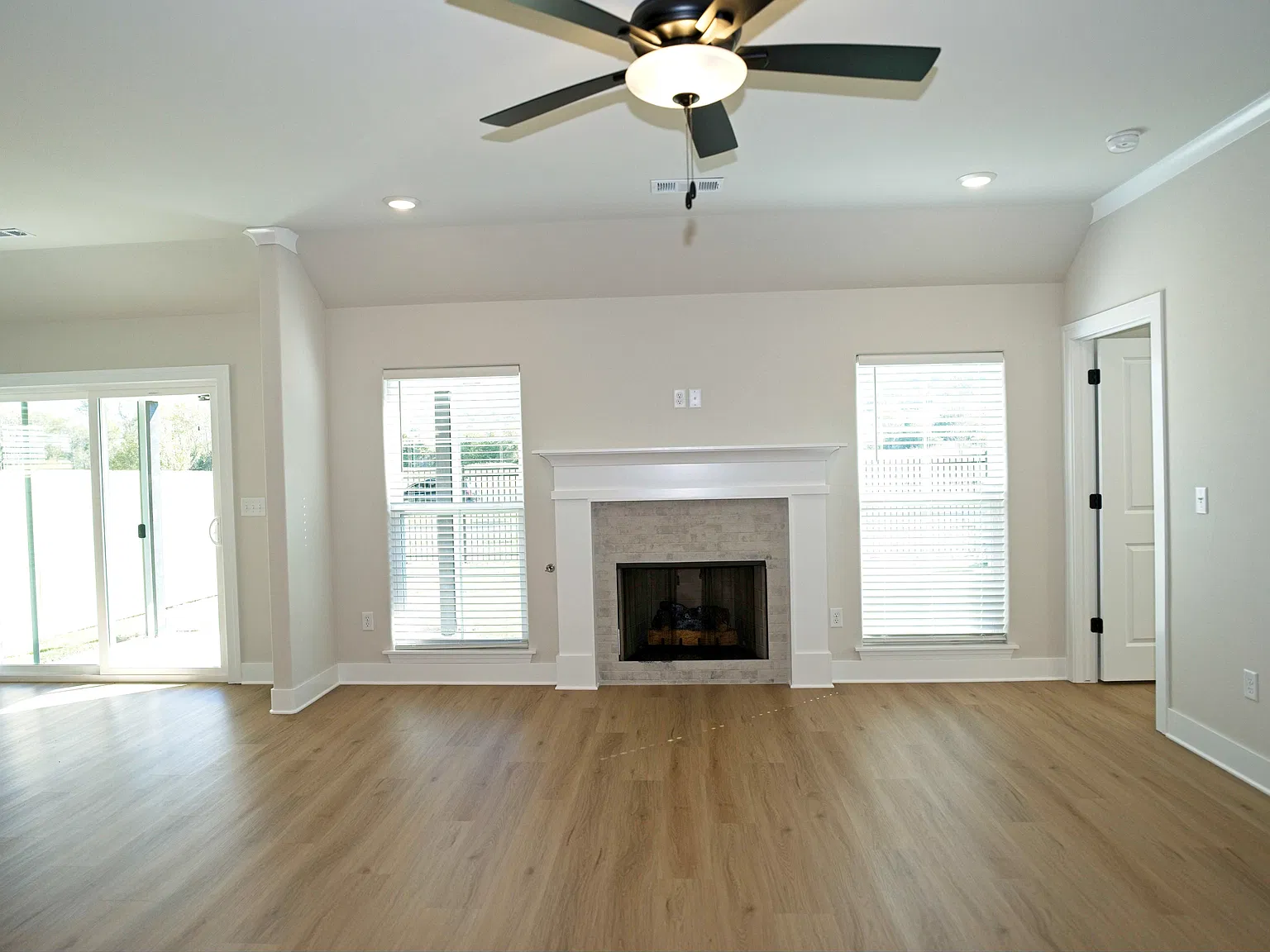 4 bed, 1595 sqft, $2,200 — Photo 3
